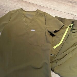 Figs Martini Olive Scrub Set